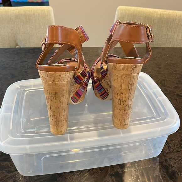 Aztec Print Platform Heels - Picture 3 of 4